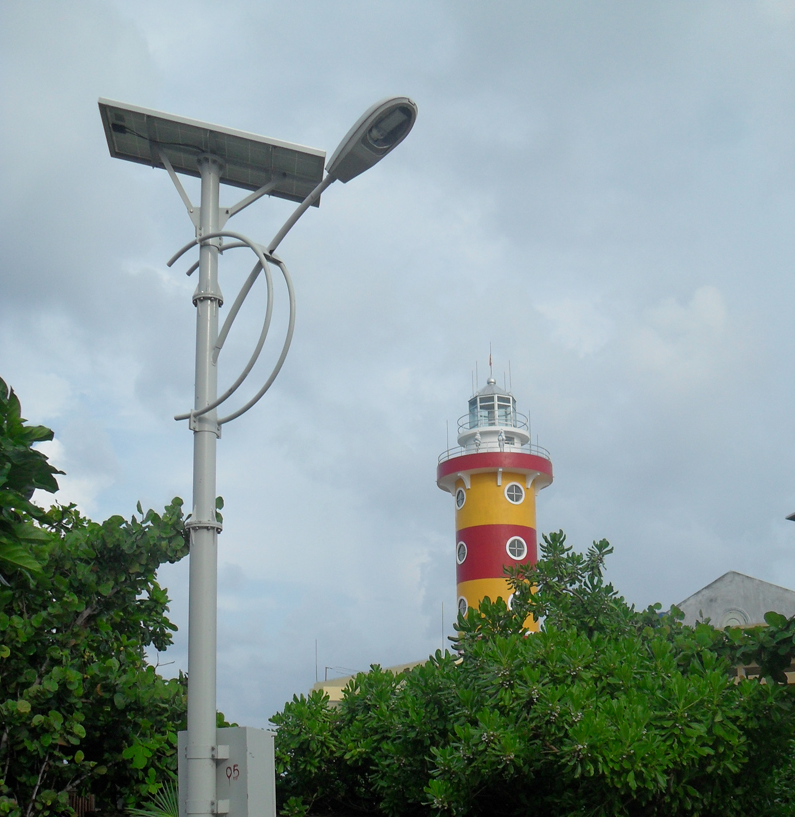 Ngọn hải đăng nổi bật trên nền trời đảo Sơn Ca tựa như bức tranh phong cảnh đơn sơ nhưng đủ sức lay động lòng người.