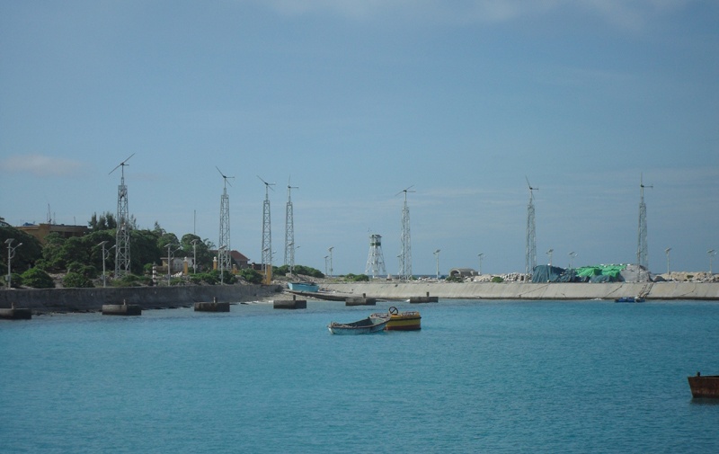 Một góc bờ kè đảo Song Tử Tây đẹp hiện đại không khác góc phố biển Nha Trang hay Vũng Tàu là mấy.