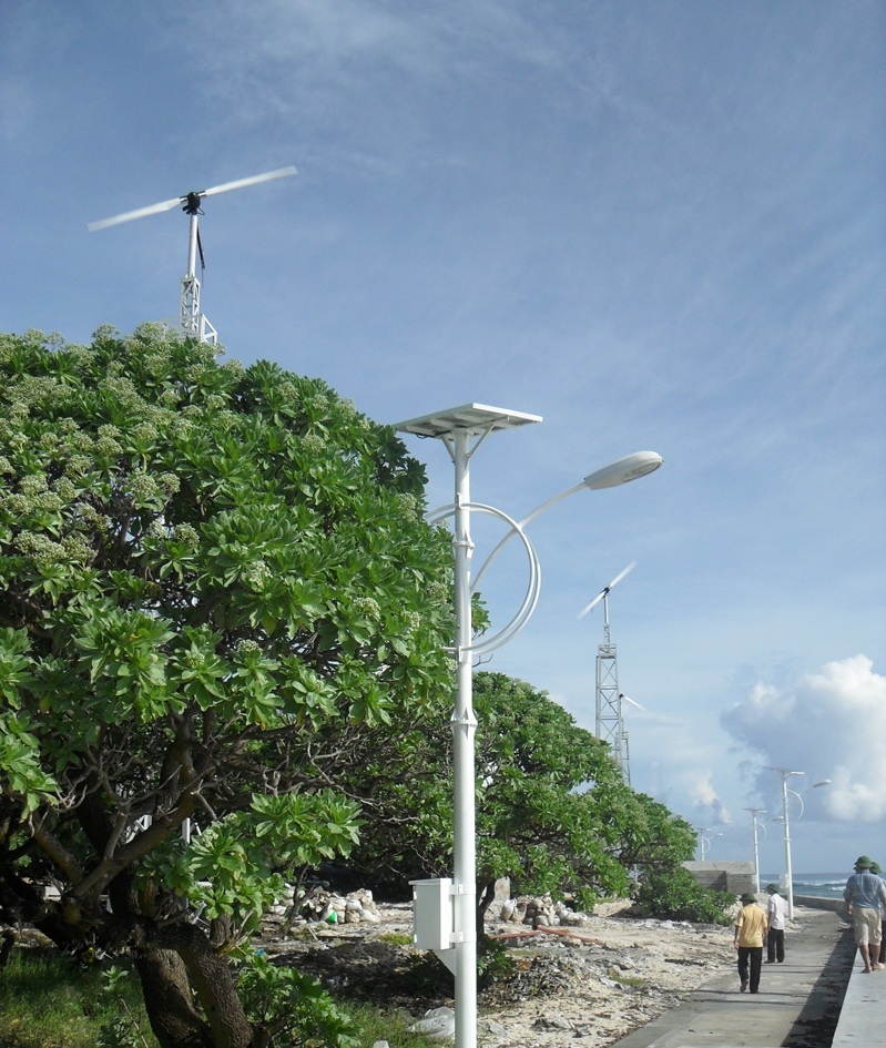 Một góc bờ kè đảo Song Tử Tây đẹp hiện đại không khác góc phố biển Nha Trang hay Vũng Tàu là mấy.