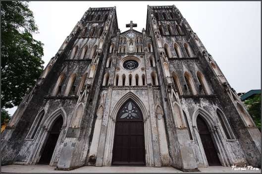 Nhà thờ lớn nằm trên Phố Nhà Thờ, nơi nổi tiếng với những quán trà chanh.