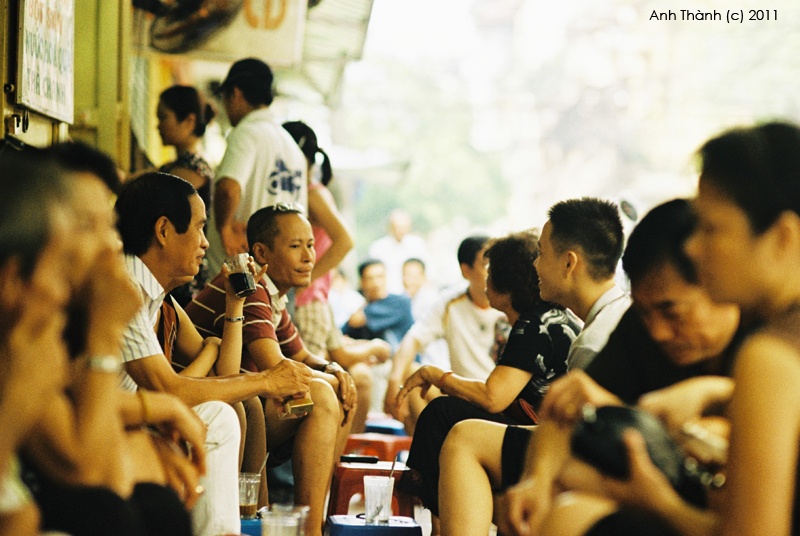 Người Hà Nội thích uống cafe và trà nóng, nhưng thường ngồi lâu để bàn công việc chứ không để giải khát như ở Sài Gòn.