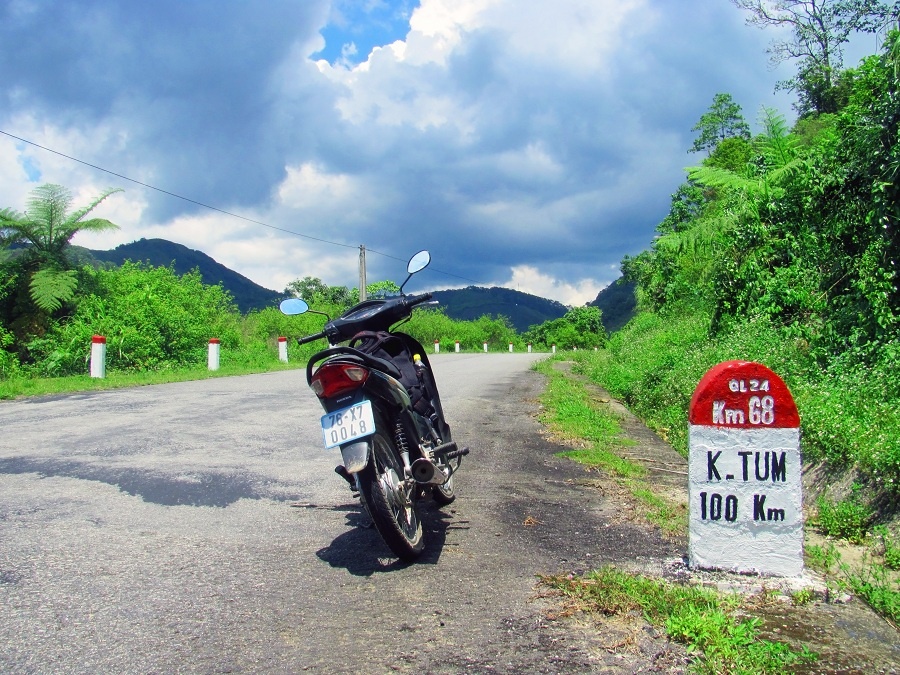 Đường thì đẹp mà nắng quá, không có bóng cây nào hết.  Dừng chân tại biển này chụp ảnh ...Kon Tum 100km nữa. Đi thêm 1 km nữa là đến đỉnh đèo luôn rồi.
