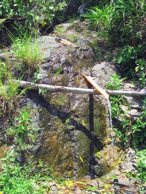 Du ngoạn xong tôi bắt đầu đi về, trời nóng quá nước đem theo uống sạch, và đây là nguồn nước uống vừa mát vừa miễn phí nữa...cực đã giữa núi rừng ban trưa.