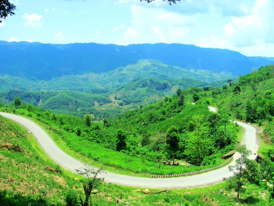 Xuống tới giữa đèo tôi phanh gấp lại do thấy góc này đẹp quá, lúc lên ko thấy được. Qua khúc này thì cứ bình dị mà xuống đèo.