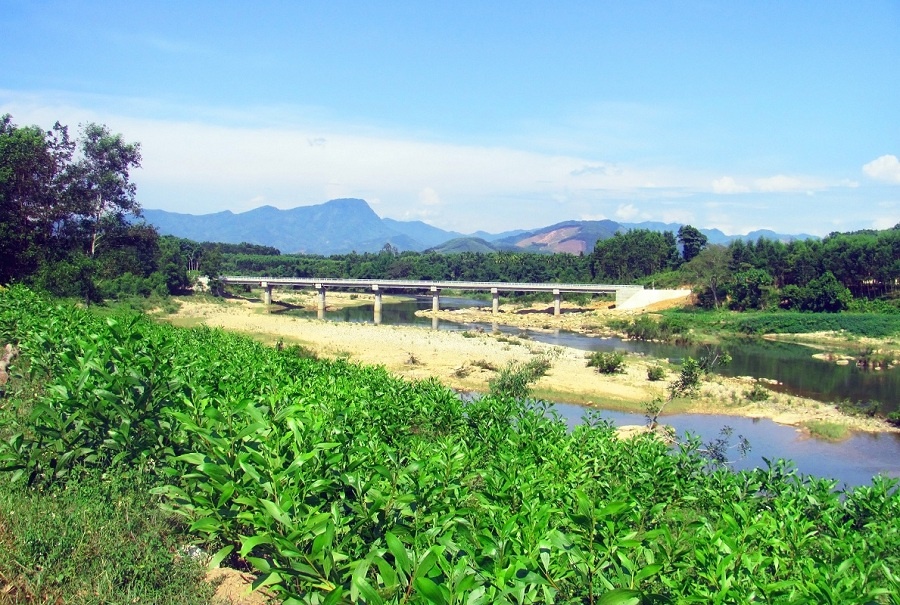 Tôi xuất phát từ Thị Trấn La Hà, Tư Nghĩa đi vòng vào Ngã tư Thạch Trụ sau đó lên Quốc Lộ 24. Đường đi khá đẹp nhé, chỉ có một khúc đang làm mà nói chung là không có gì. Lên tới Ba Động thì gặp cây cầu này, nhìn cũng hoành tráng nên tôi đứng lại chiêm ngưỡng và chụp ảnh.