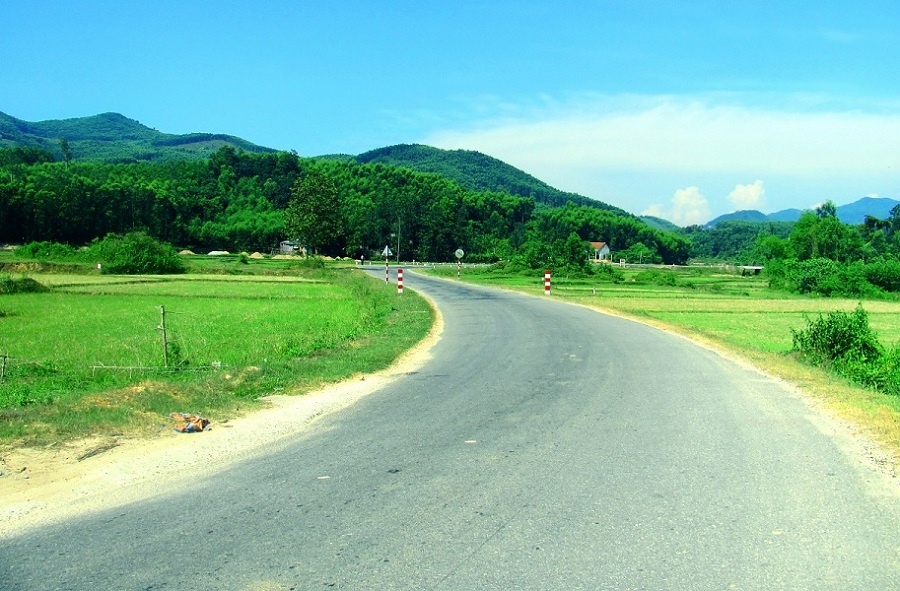 Đi thêm một đoạn nữa là đến Di tích Quốc Gia Trường Thành Quảng Ngãi, nhưng tôi tìm mãi không thấy đâu hết.