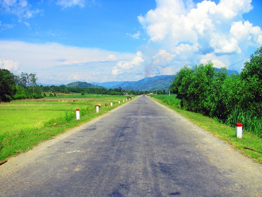 Trời nắng chói chang gần 37- 38 độ, đường vắng nữa nên ít người đi lại ...