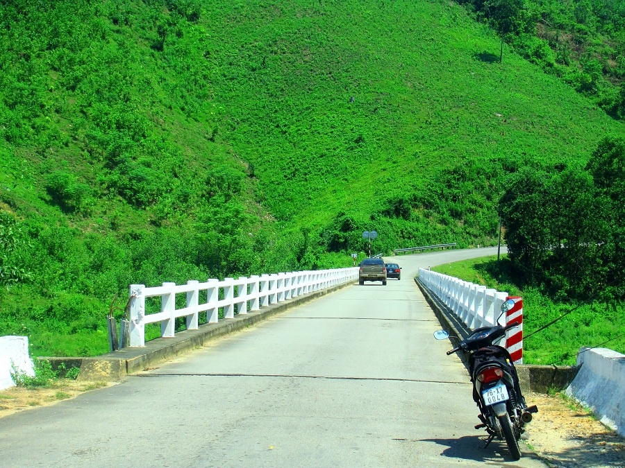 Đến cầu Sông Re, cảnh xung quanh thật đẹp.