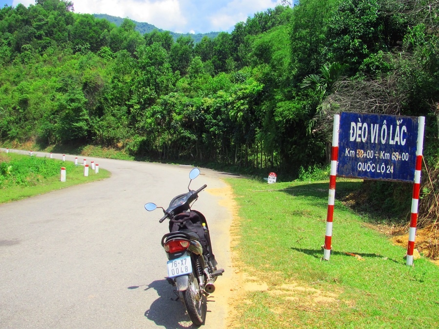 Đến gần trưa thì cũng đến được chân đèo Violắc.