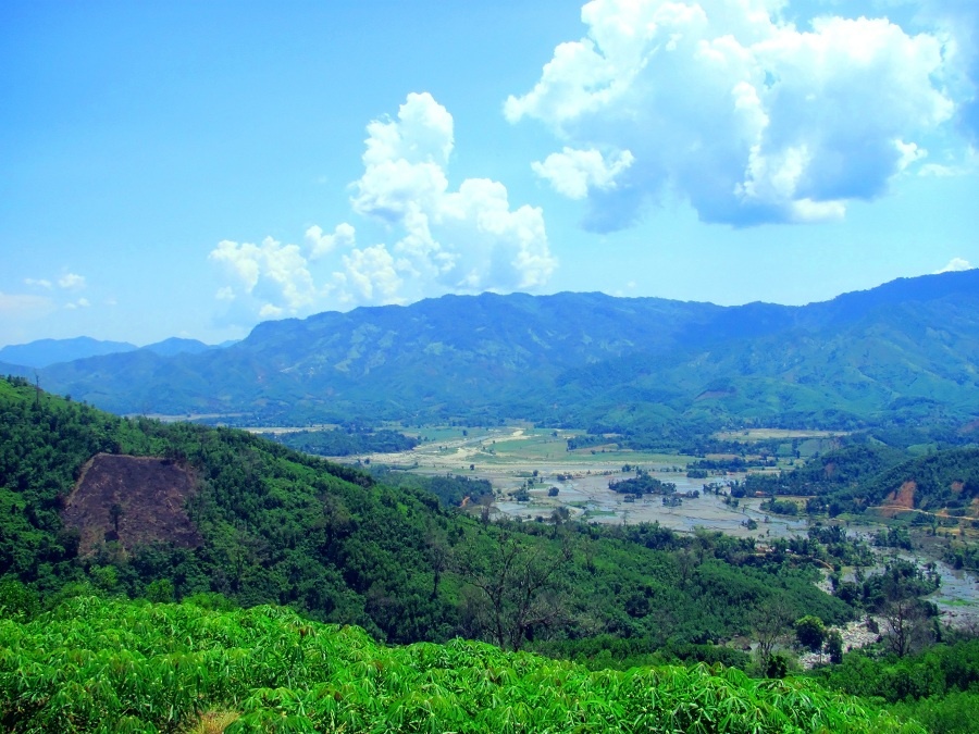 Đường lên đèo đẹp quá, làm bao mệt mỏi cũng tiêu tan hết.