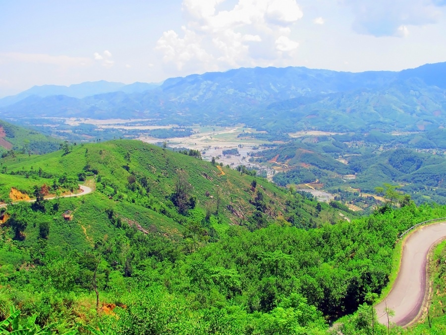 Đường uống lượn đủ kiểu, thích hợp cho những ai thích chạy xe chinh phục đường đèo.