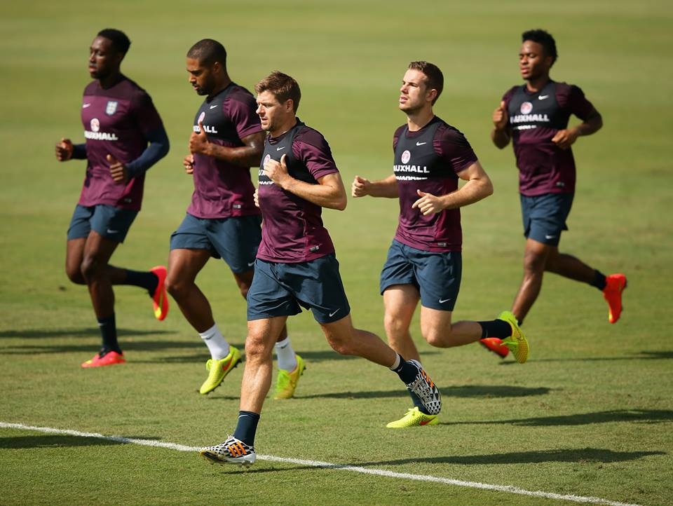 Doi tuyen Anh: De doi thu ra ma da hinh anh