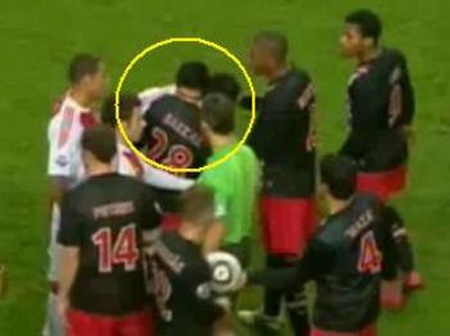 Suarez cắn Otman Bakkal.