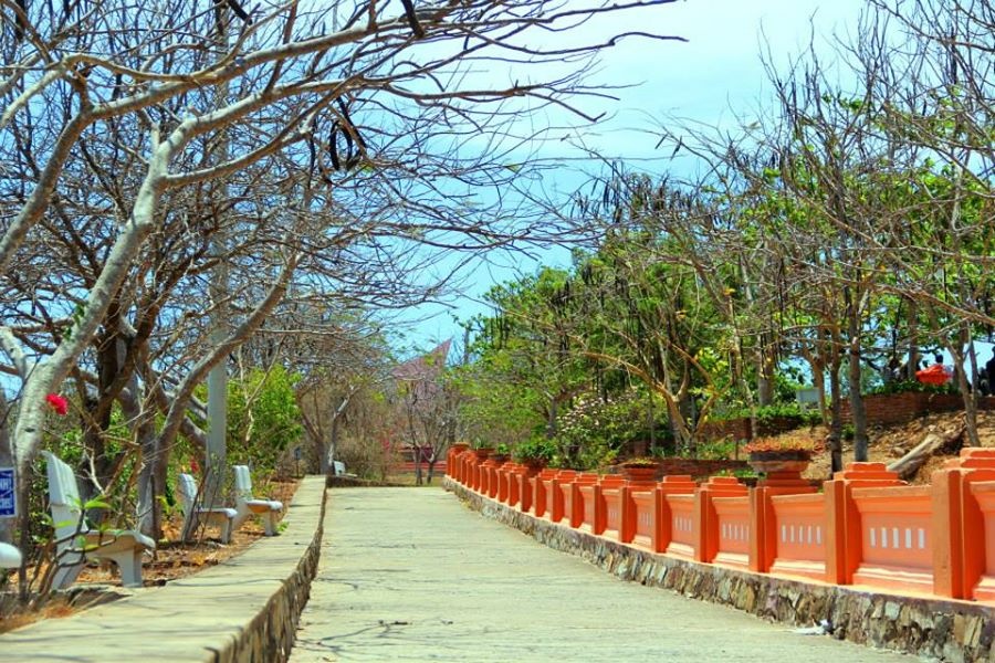 Con đường dài lên tháp rất đẹp và yên tĩnh.