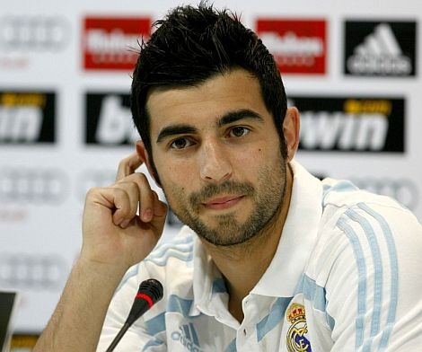 Xin dung voi trach Raul Albiol hinh anh