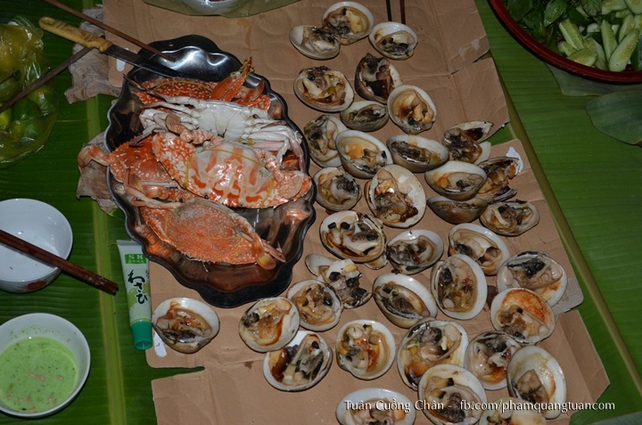Nhóm lửa trại làm tiệc BBQ