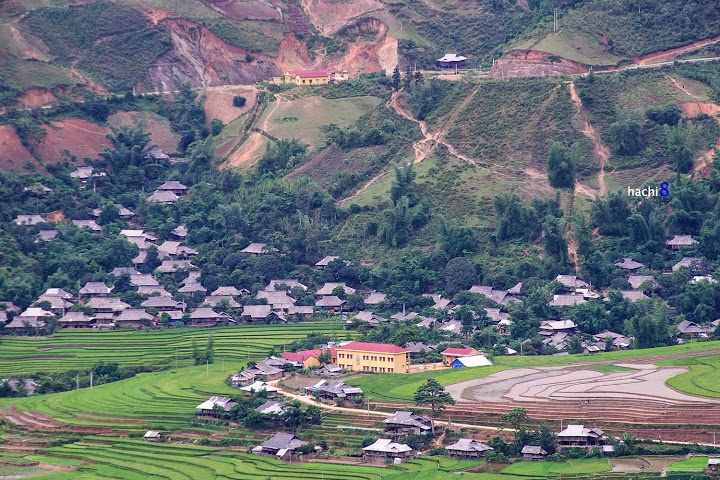 Bản Lìm Thái đặc trưng với những ngôi nhà mái Thái đặc trưng, nằm sát dưới chân đèo Khau Phạ.