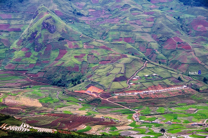 Lìm Mông là bản giữa lưng chừng núi với con đường cheo leo độc đạo.