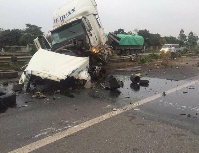 Container mat lai lao qua dai phan cach lam 5 nguoi cap cuu hinh anh