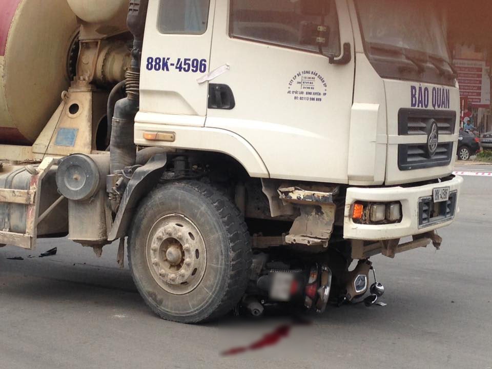 Bi cuon vao gam xe bon, 2 chi em tu vong hinh anh