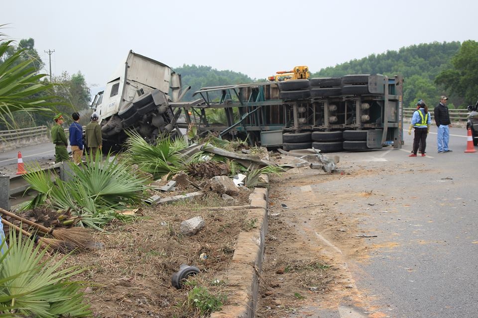 Xe container dam oto cho cong nhan Sam Sung tren cao toc,  5 nguoi cap cuu anh 1