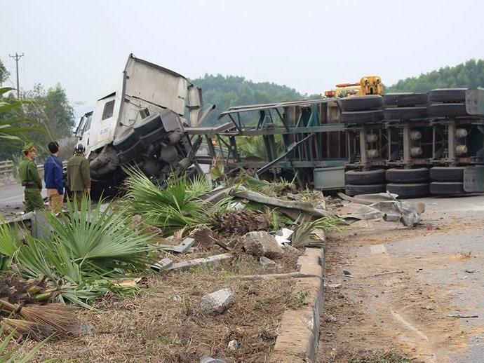 Xe container no lop vang trung oto cho cong nhan hinh anh