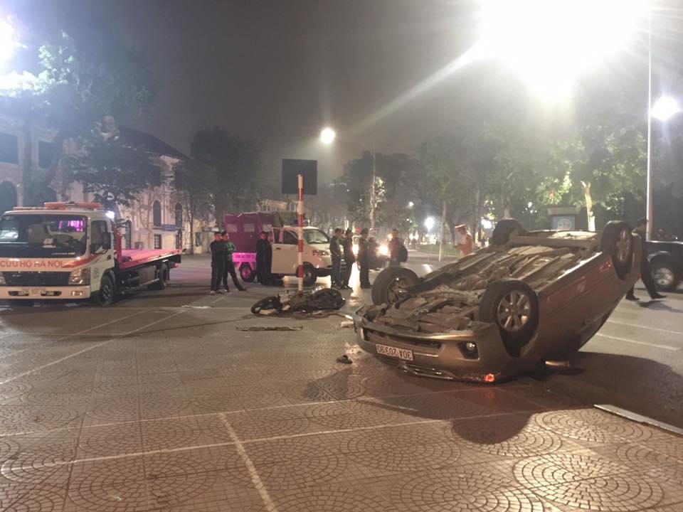 Xế hộp ngửa bụng cạnh hồ Gươm ảnh 1 Xe hop ngua bung canh ho Guom anh 1