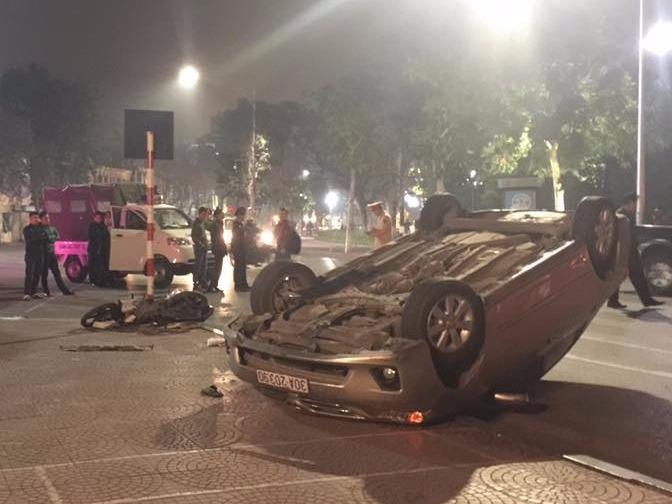 Xe hop ngua bung, xe may bien dang sau va cham canh ho Guom hinh anh