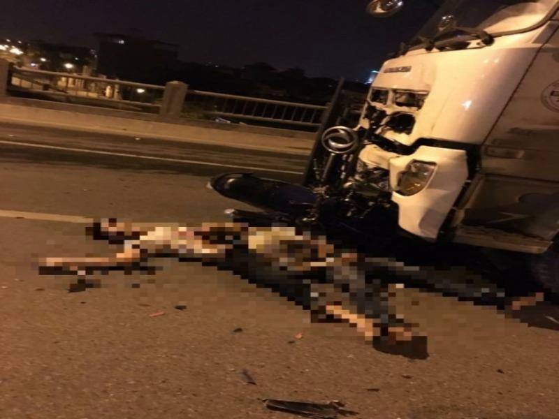 Xe may doi dau xe bon tren cau Vinh Tuy, 3 nguoi tu vong tai cho hinh anh