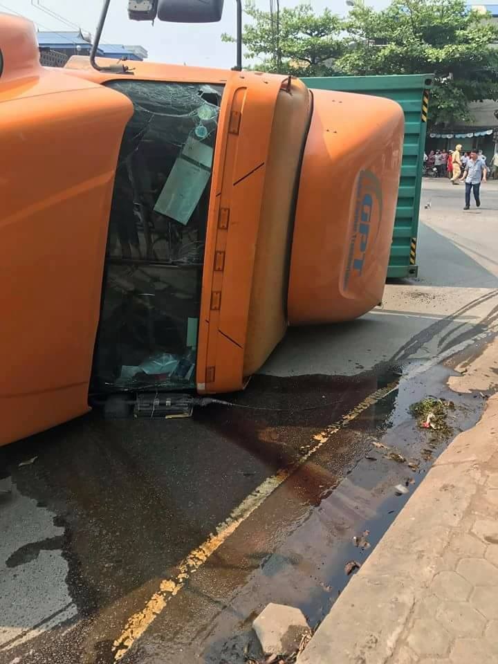 xe container de bep xe con o Nam Dinh anh 3