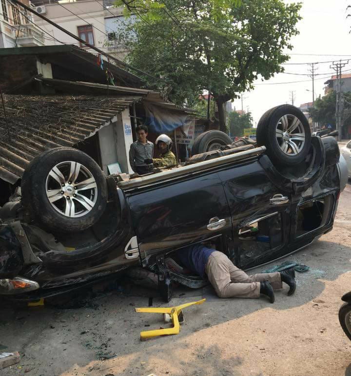 Oto mat lai lao vao nha dan anh 1