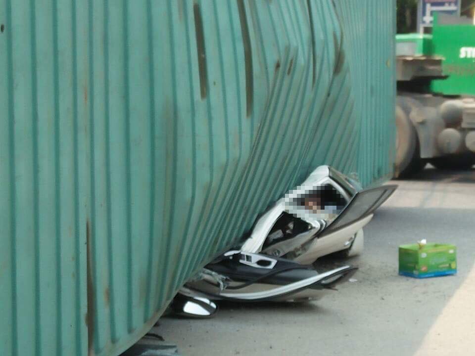 xe container de bep xe con o Nam Dinh anh 2