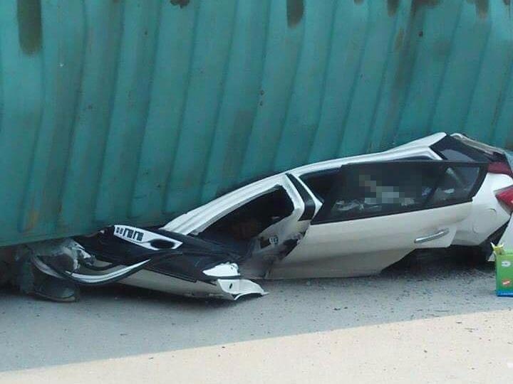 Hien truong vu xe container lat de xe con khien 2 nguoi tu vong hinh anh