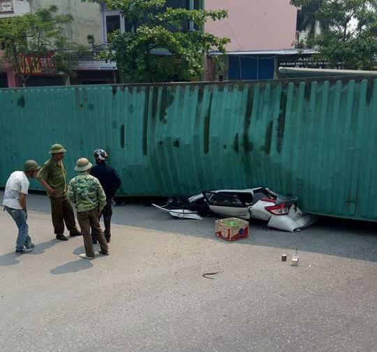 xe container de bep xe con o Nam Dinh anh 1