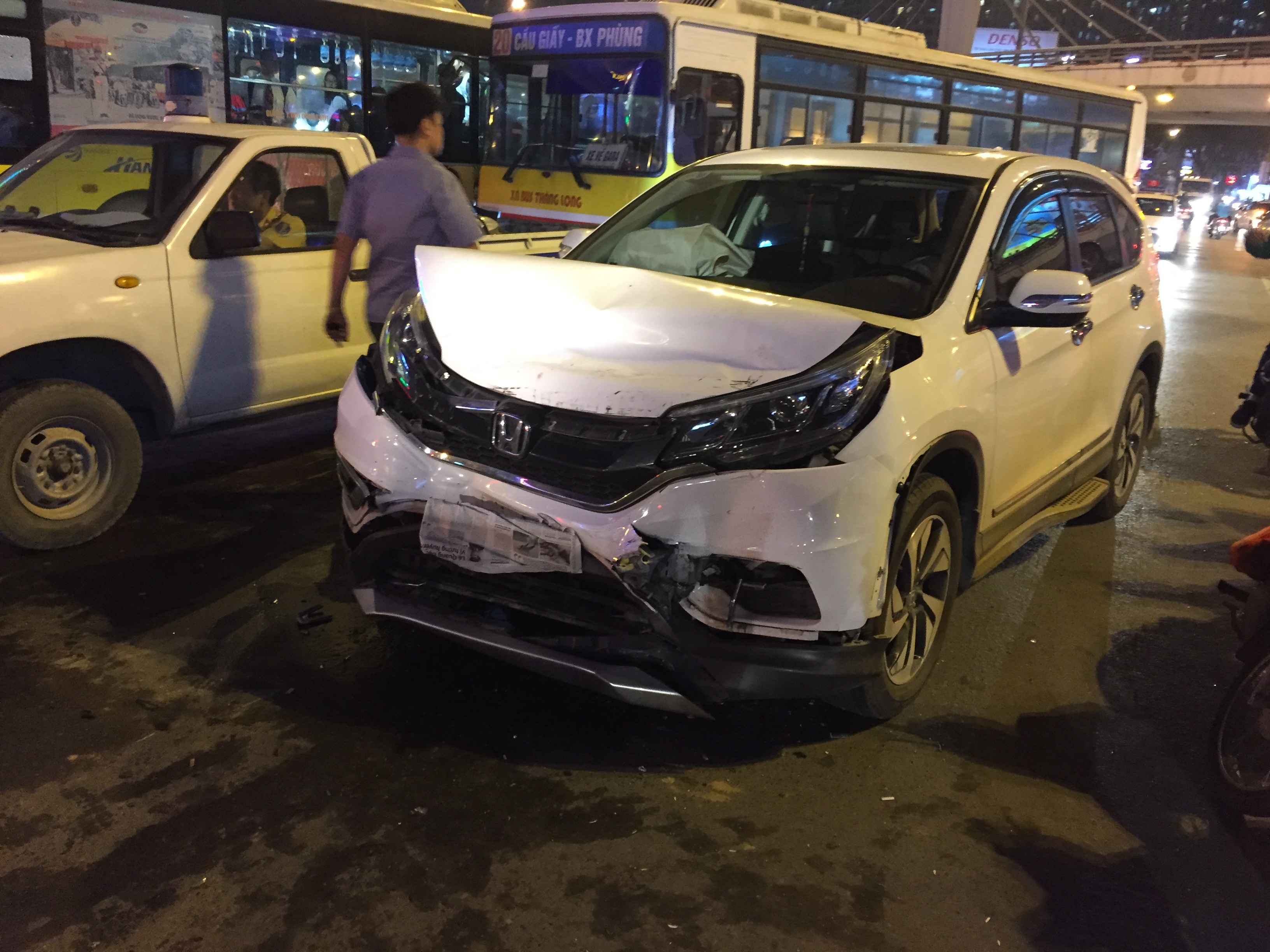 oto di nguoc chieu gay tai nan lien hoan o Nga Tu So anh 1