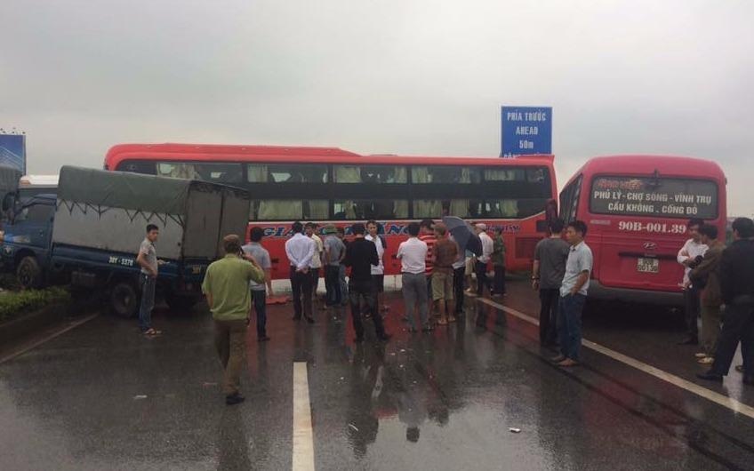 Xe khach no lop chan ngang cao toc, cua ngo thu do un tac keo dai hinh anh