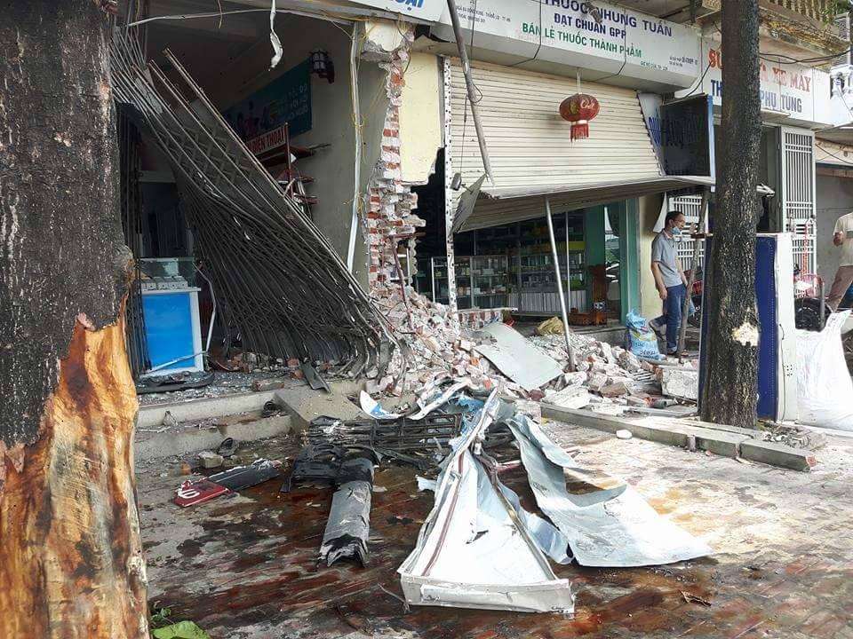 Xe Container lao vào nhà dân ảnh 1 Xe Container lao vao nha dan anh 1