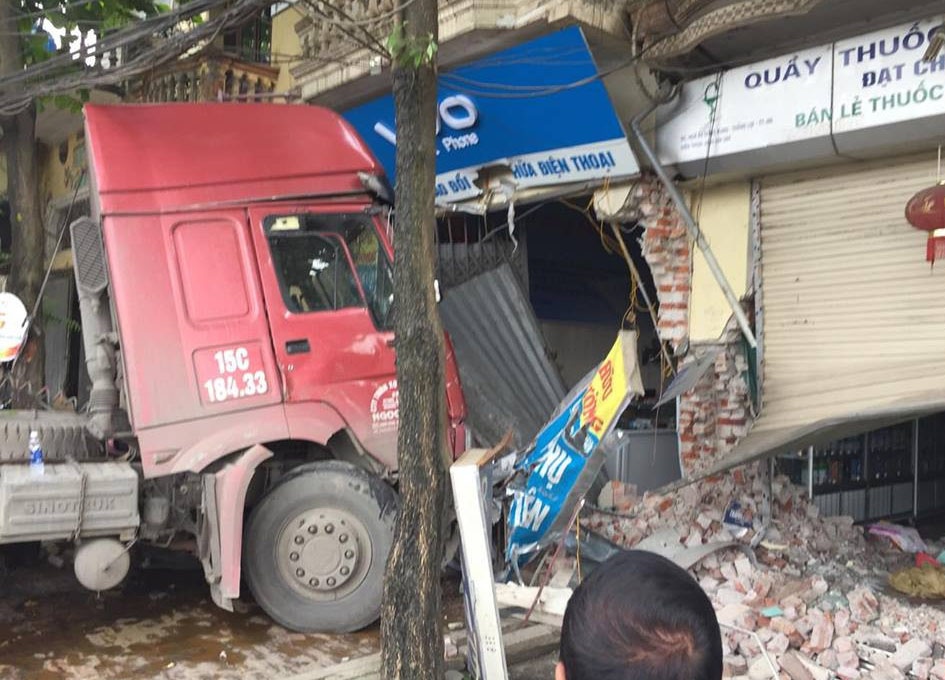 Xe dau keo lao vao nha dan khien cua ngo Ha Noi un tac hinh anh