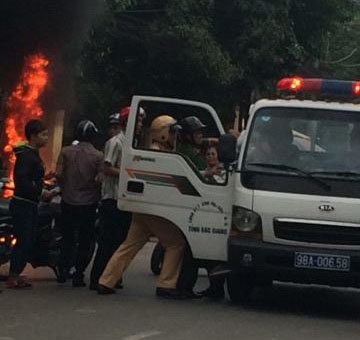 Nam thanh niên tự đốt xe máy ảnh 2 Nam thanh nien tu dot xe may anh 2