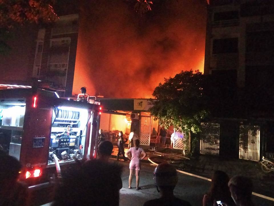 Canh sat hut nuoc ho dap chay lon trong khu dan cu hinh anh