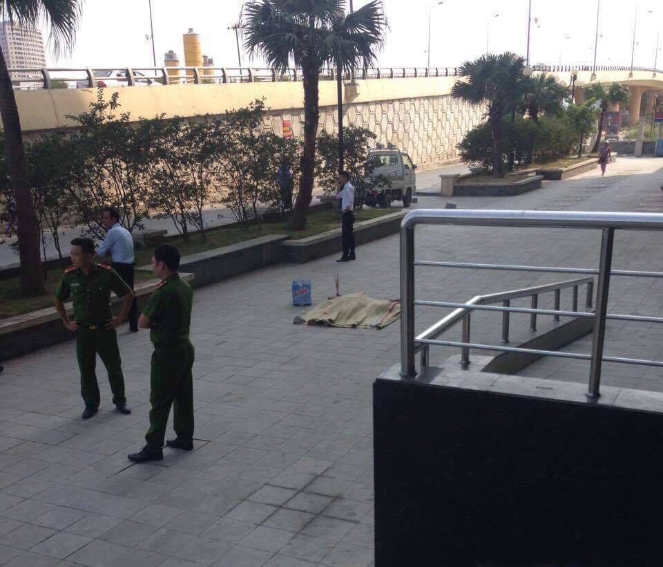 Nguoi phu nu roi tu tang 5 chung cu xuong dat tu vong hinh anh