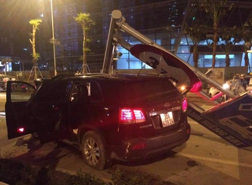 Oto 7 cho mat lai huc do cot bien bao BRT trong dem hinh anh