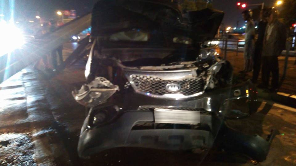 Ôtô đâm đổ biển báo brt ảnh 1 Oto dam do bien bao brt anh 1