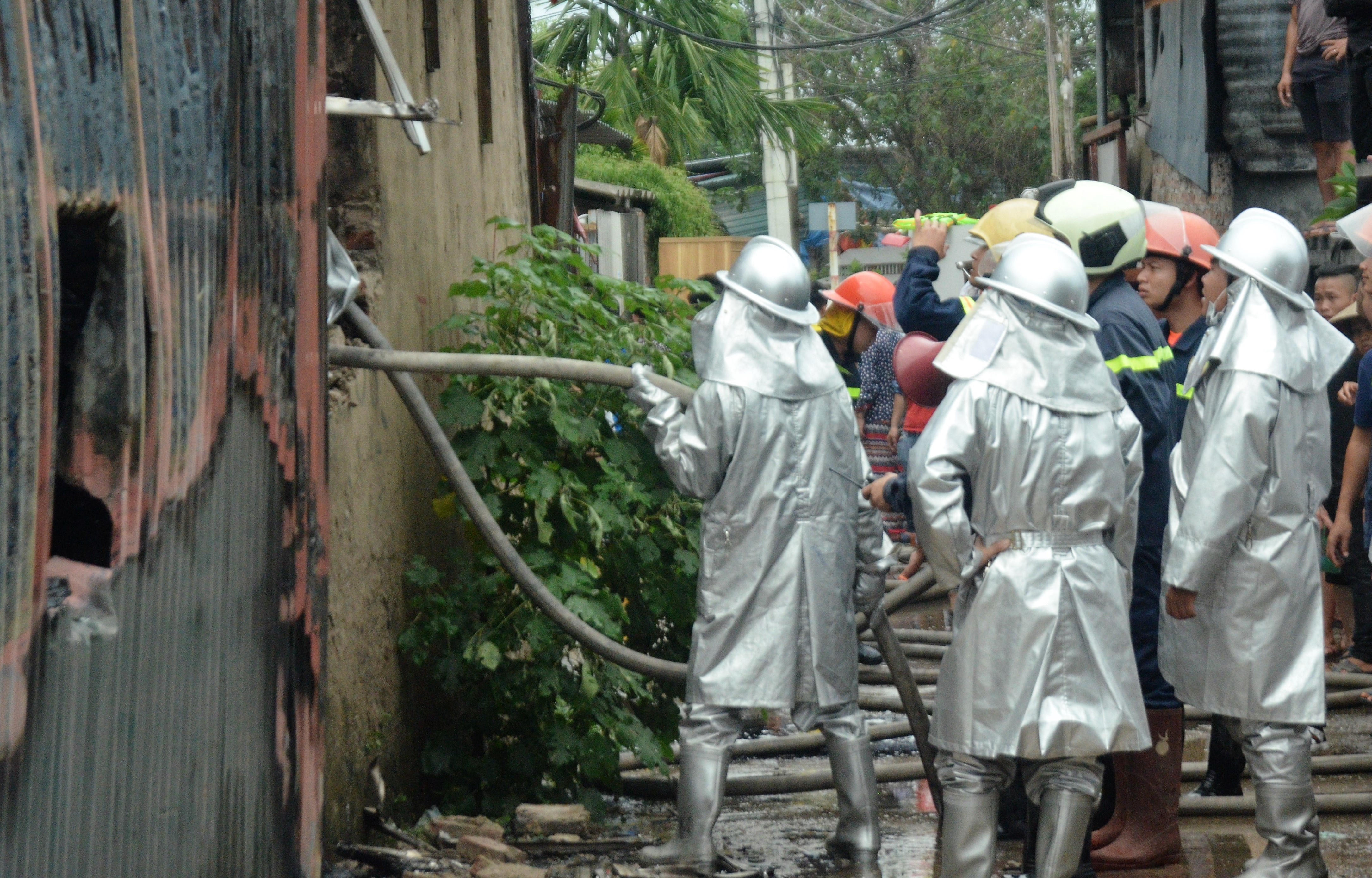 Canh sat PCCC dap lua cuu ngoi nha xuong rong 300 m2 hinh anh