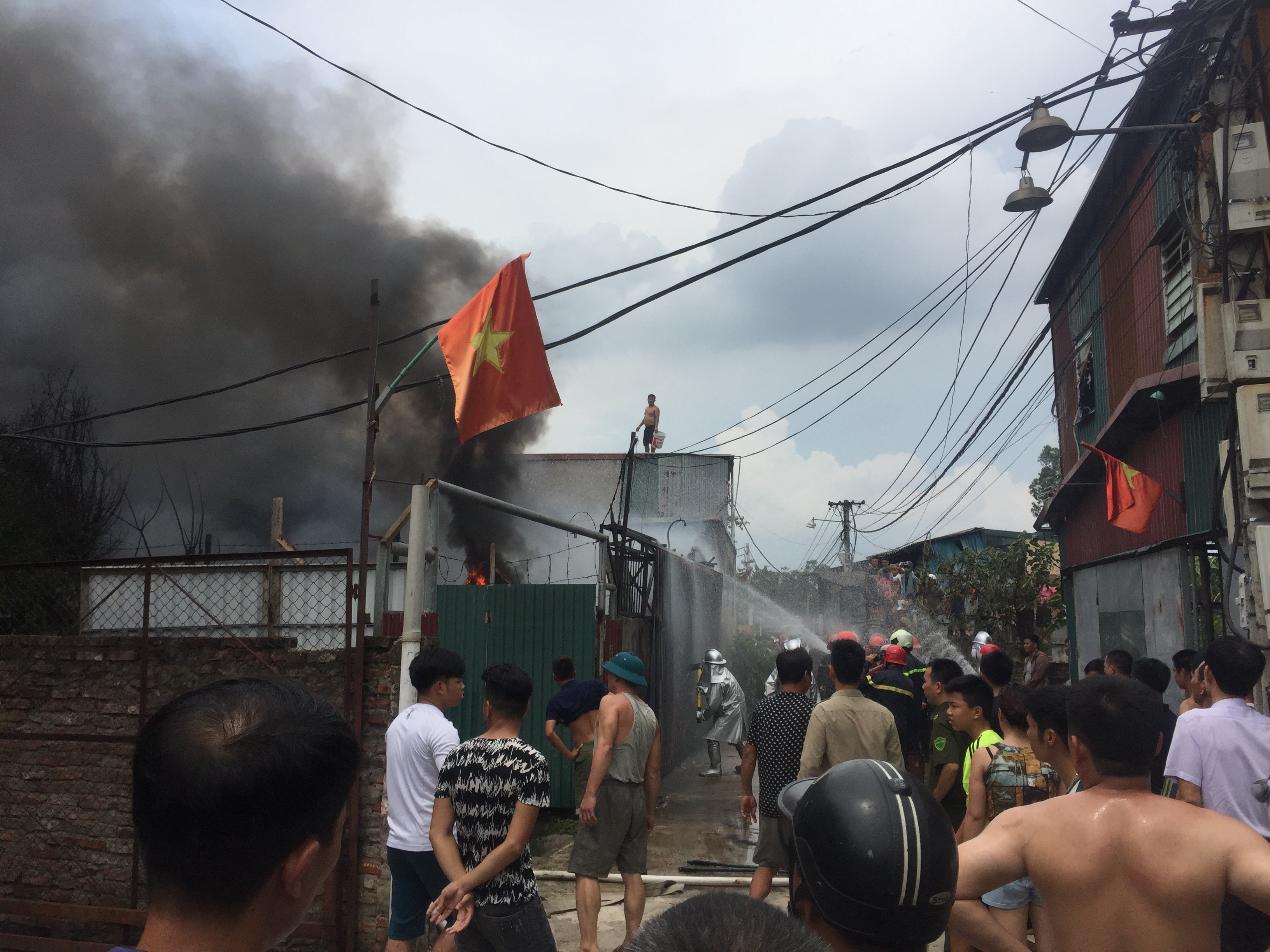 Chu xuong ngat xiu khi 300 m2 nha kho boc chay hinh anh