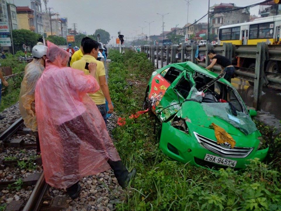 Tàu hỏa kéo lê taxi ảnh 1 Tau hoa keo le taxi anh 1