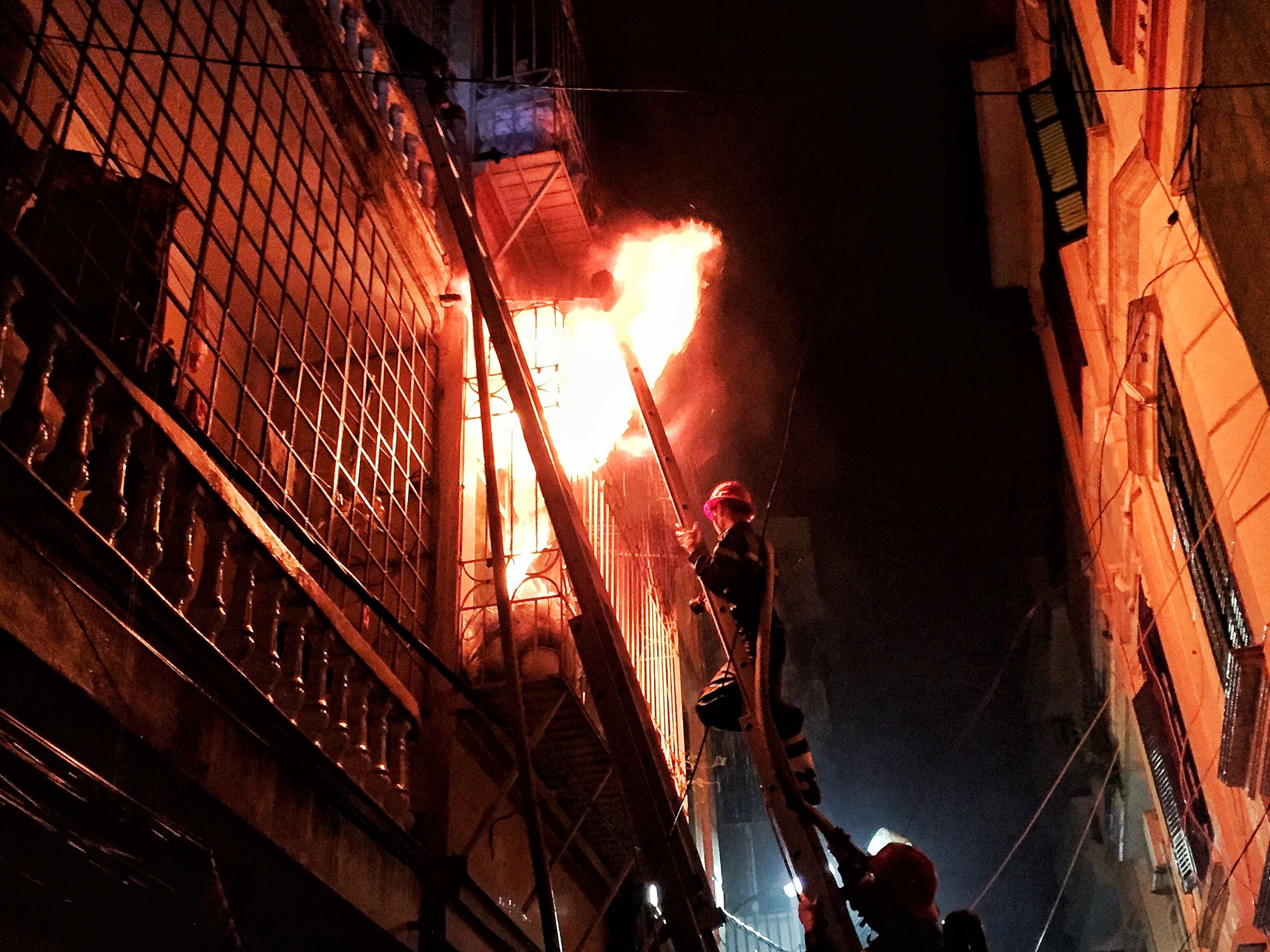 Canh sat PCCC giai cuu nguoi trong can nha 4 tang bi chay o Ha Noi hinh anh