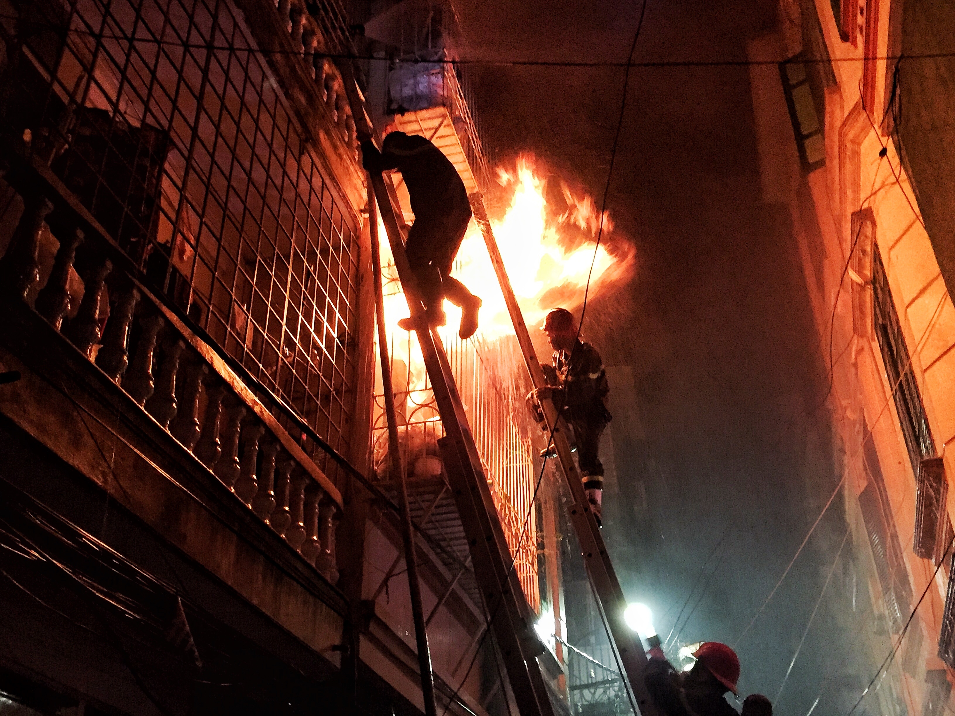 Chay nha 4 tang pho Vong,  2 nguoi tu vong anh 4