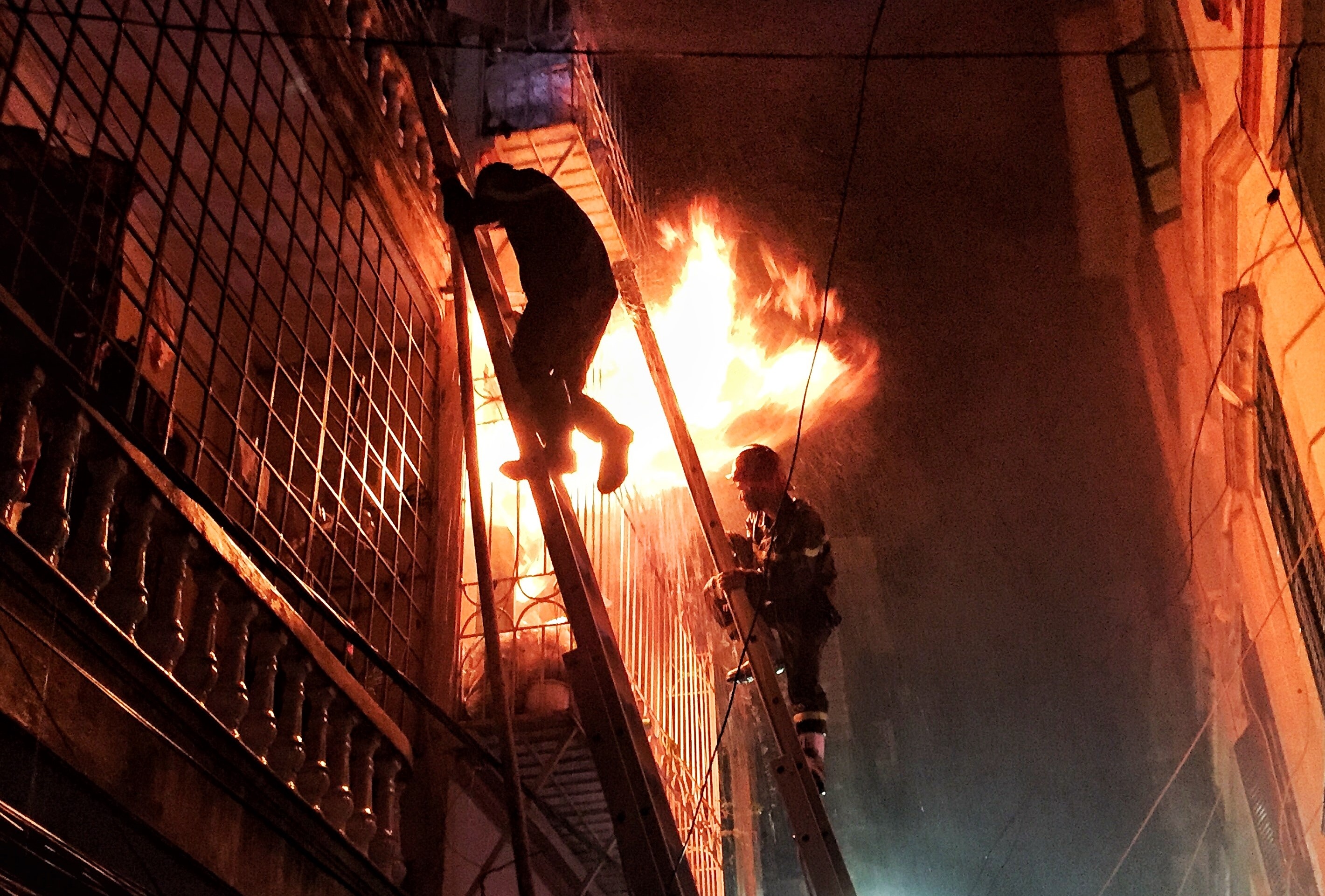 Chay nha 4 tang o pho Vong, 2 me con tu vong hinh anh