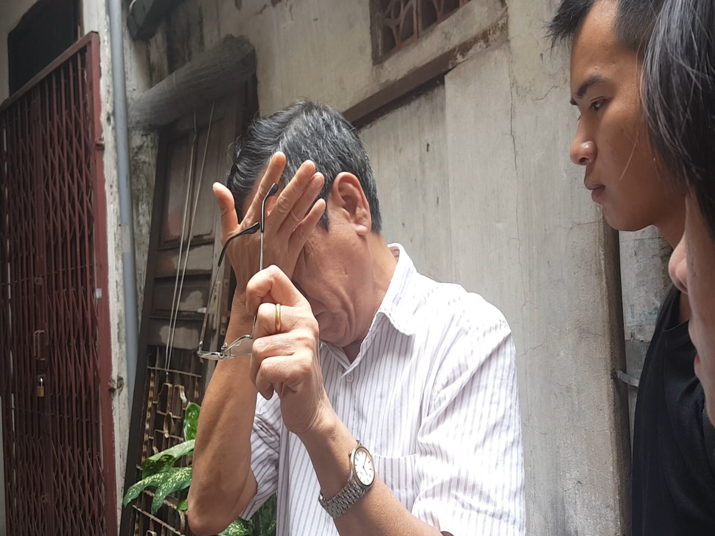 Nguoi dan khoc thuong cho 2 nan nhan xau so chet tham sau vu chay hinh anh